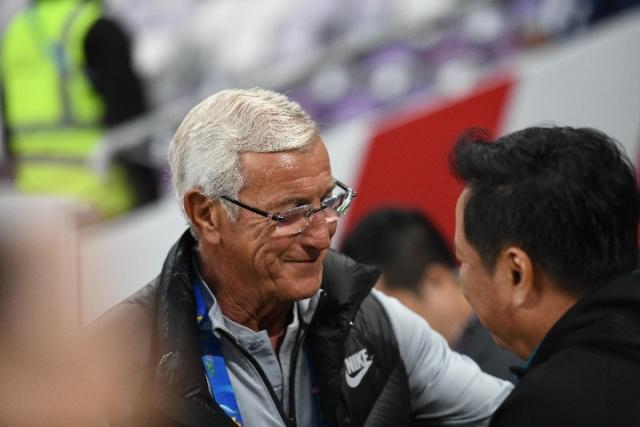 王俊杰现身五棵松为耐高高三毕业生颁发纪念T恤